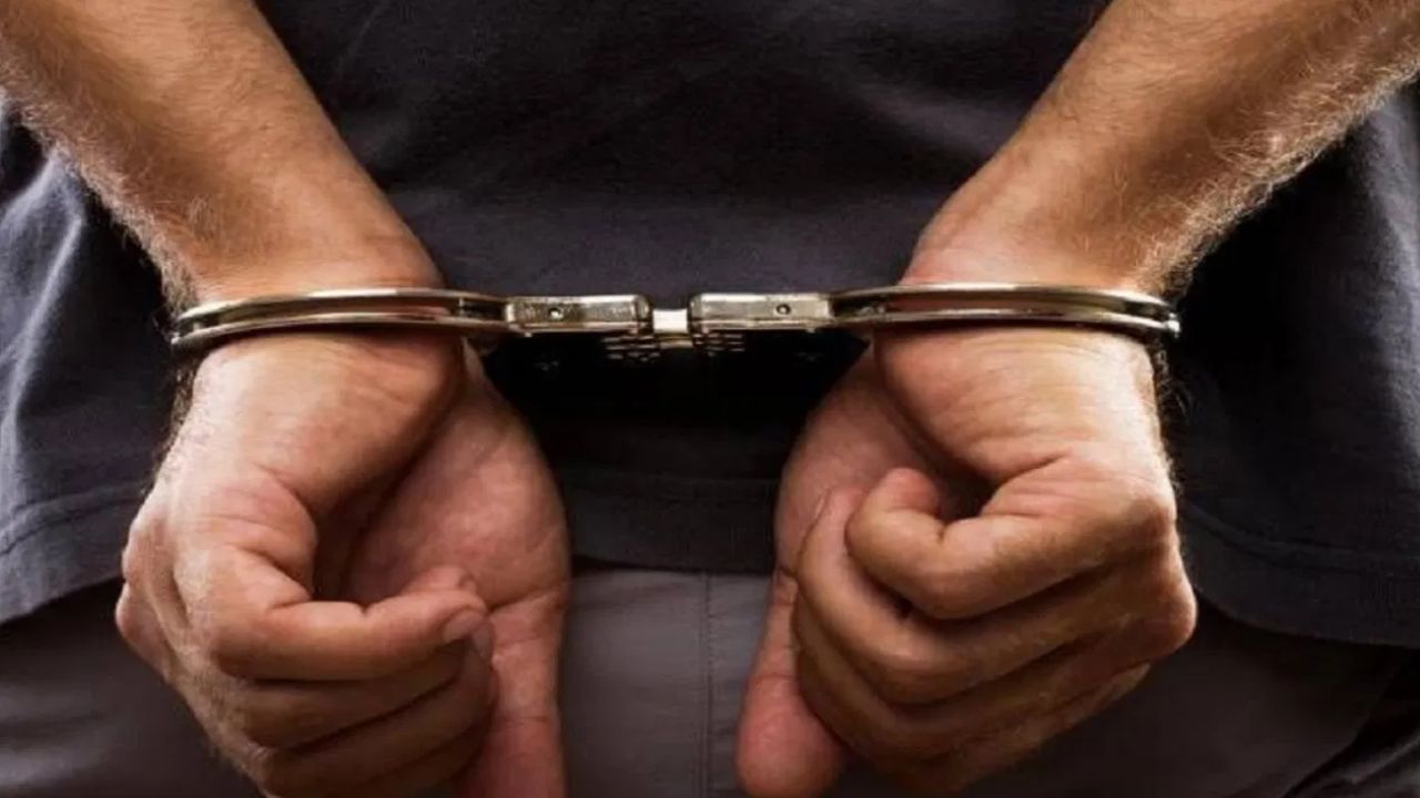 पोलिसांच्या तावडीतून बेड्यांसह दोन कैदी पळाले, जळगावात खळबळ