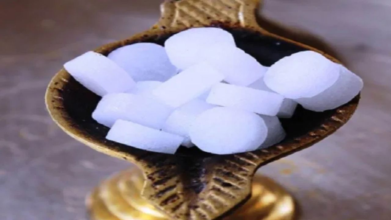 Vastu Tips: कापूराचे हे सोपे उपाय देतील वास्तुदोषापासून मुक्ती, घरात येईल सुख, समृद्धी Vastu Tips: कापूराचे हे सोपे उपाय देतील वास्तुदोषापासून मुक्ती, घरात येईल सुख, समृद्धी