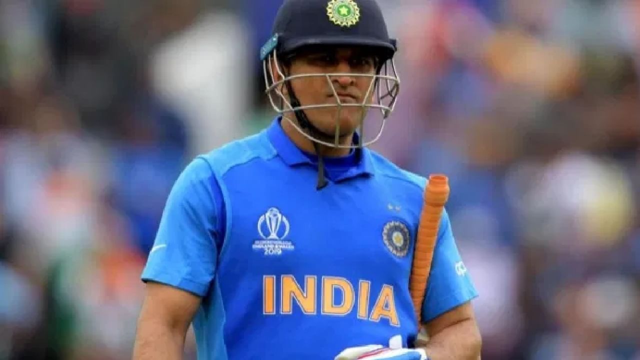 धोनीने भारताला त्याच्या नेतृत्वात 2007 साली टी 20 वर्ल्ड कप, 2011 मध्ये वनडे वर्ल्ड कप आणि 2013 साली चॅम्पियन्स ट्रॉफी जिंकून दिली. तसेच धोनीच्या कॅप्टन्सीत भारताने 2016 साली आशिया कपवर नाव कोरलं होतं. (Photo Credit : Tv9)