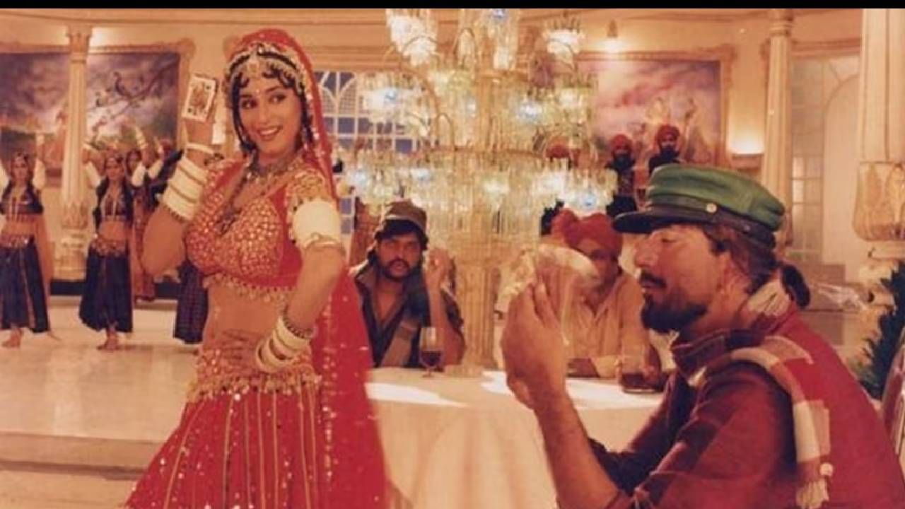 इतके झाल्यानंतरही दूरदर्शन आणि आकाशवाणीने या चित्रपटाच्या गाण्यावर मात्र बंदी कायम ठेवली होती. त्यामुळे हे गाणे टीव्ही आणि रेडिओवर बराच काळ ऐकायला मिळाले नाही.