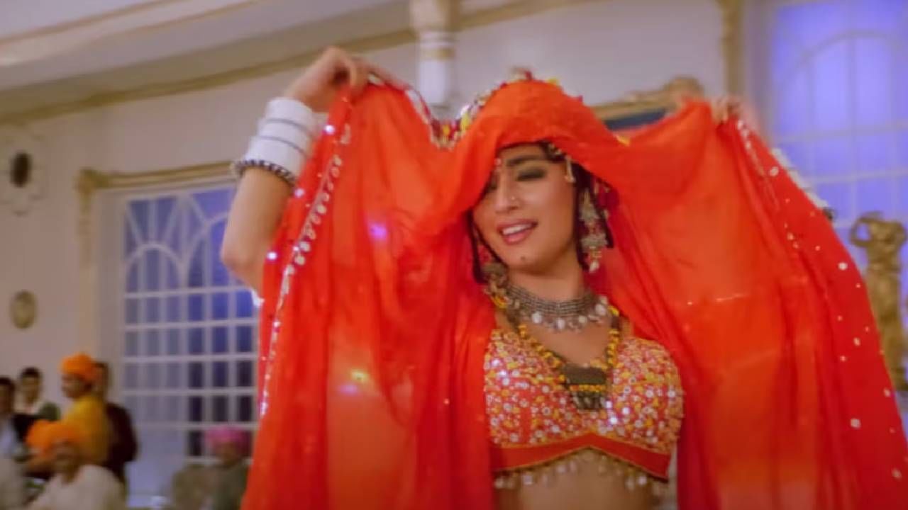 तुम्ही विचार करत असाल असे कोणते गाणे आहे? हे गाणे 1993 मध्ये प्रदर्शित झालेल्या 'खलनायक' सिनेमातील आहे. 