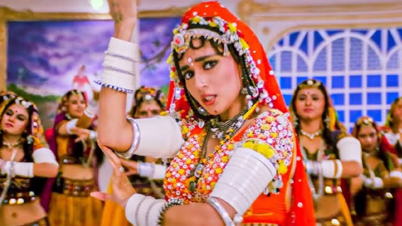 'चोली के पीछे क्या है' हे गाणे अलका याज्ञिक आणि इला अरुण यांनी गायले आहे. पण गाण्याच्या शब्दांवरुन लोकांमध्ये प्रचंड संताप व्यक्त केला जात होता. अनेकांनी यावर आक्षेप घेतला होता.