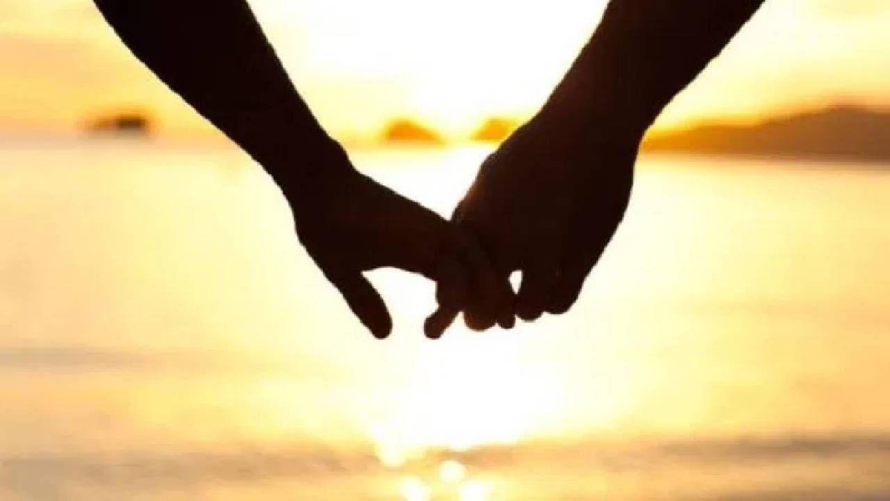 काळीज चिरणारी घटना! बायकोच्या मृत्यूचा इतका मोठा धक्का बसला की 12 तासात त्यानेही जीव सोडला; अख्खं गाव रडलं ढसाढसा काळीज चिरणारी घटना! बायकोच्या मृत्यूचा इतका मोठा धक्का बसला की 12 तासात त्यानेही जीव सोडला; अख्खं गाव रडलं ढसाढसा