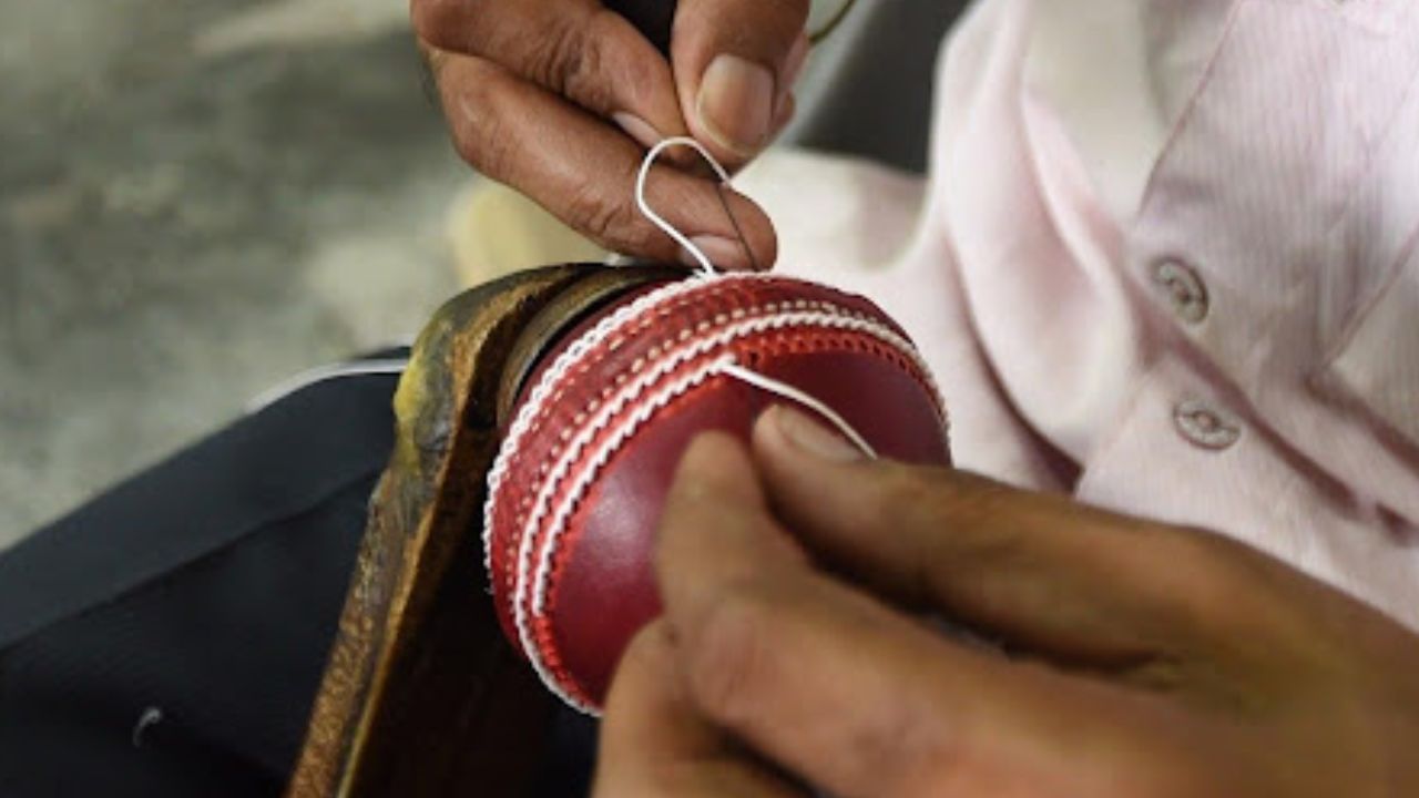 क्रिकेट बॉलची साईज (परिघ) पुरुषांसाठी 22.4 ते 22.9 सेमी असते. महिलांच्या क्रिकेटमध्ये बॉल थोडा छोट्या आकाराचा असतो. दोन्ही प्रकारच्या बॉलवर सिलाईदेखील असते. ज्यामुळे बॉल पकडण्यास मदत होते.  