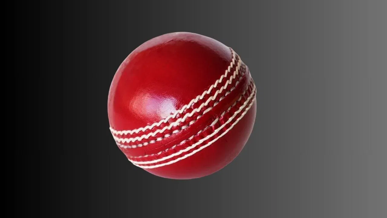 पुरुषांच्या क्रिकेटमध्ये नवीन बॉलचे वजन 155.9 ग्रॅम ते 16 ग्रॅम या दरम्यान असते. महिलांच्या क्रिकेटमध्ये वापरल्या जाणाऱ्या बॉलचे वजन 140 ग्रॅम ते 151 ग्रॅम दरम्यान असते.  