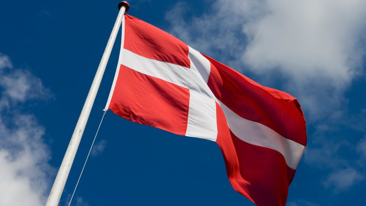 'डॅनेब्रॉग'च्या इतिहासामागे एक थक्क करणारी लोककथा जोडलेली आहे. ती म्हणजे १५ जून १२१९ रोजी एस्टोनियातील लिंडानिसच्या लढाईत डॅनिश सैन्य जेव्हा पराभवाच्या छायेत होते. तेव्हा हा ध्वज आकाशातून चमत्कारिकरित्या खाली पडला.