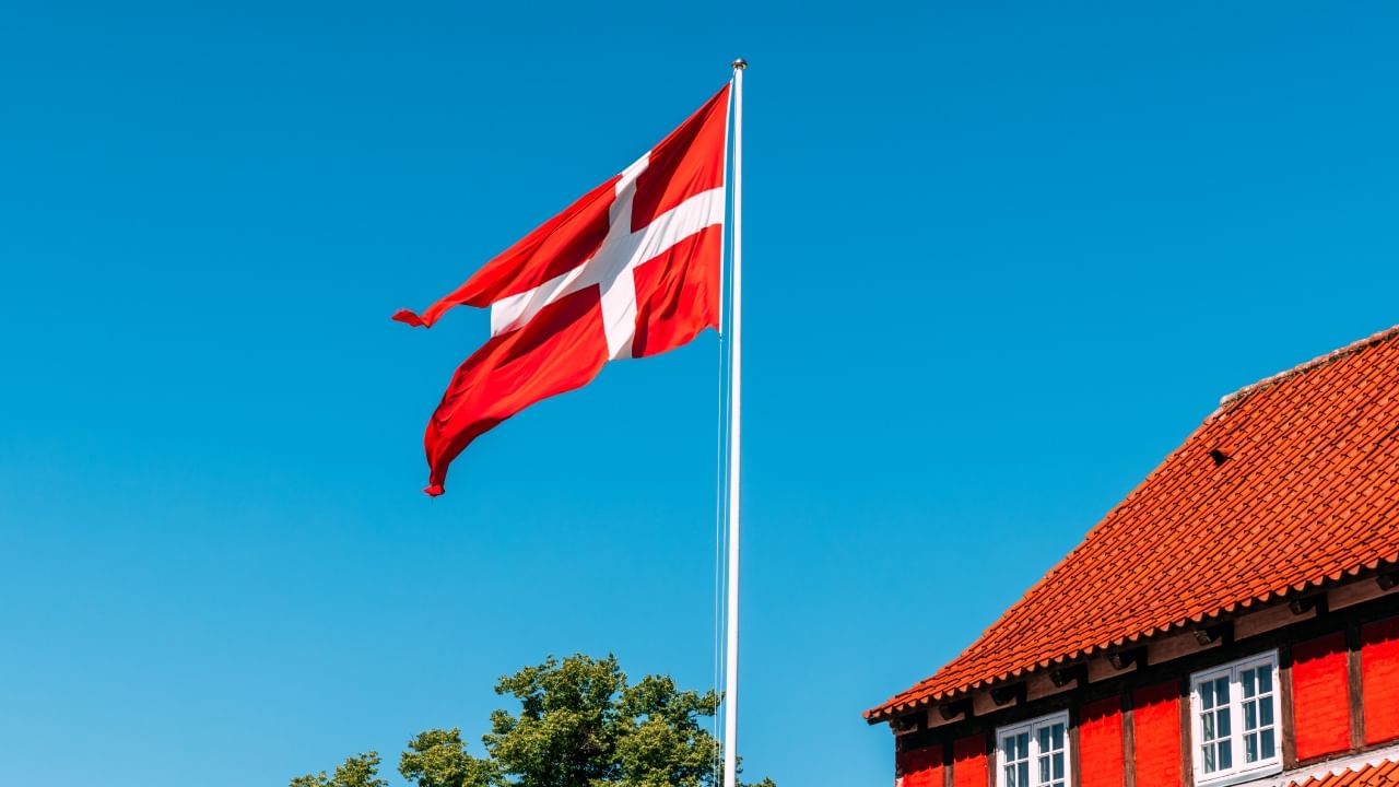 या घटनेने सैन्यामध्ये एक नवीन उत्साह आणि स्फूर्ती संचारली. या प्रेरणेमुळे डॅनिश सैन्याने युद्ध जिंकले अशी कथा सांगितली जाते. ऐतिहासिक नोंदीनुसार, या ध्वजाचा वापर १३ व्या शतकापासून राष्ट्रीय प्रतीक म्हणून केला जात आहे.