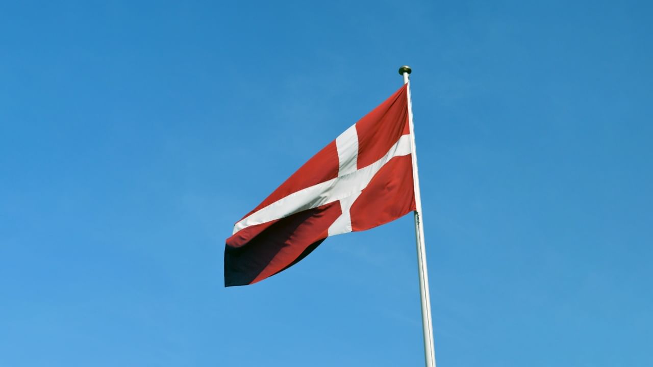 ८०० वर्षांहून अधिक काळ टिकून राहिलेला हा डॅनेब्रॉग ध्वज, जागतिक इतिहासातील सर्वात गौरवशाली आणि प्रेरणादायक राष्ट्रीय चिन्हांपैकी एक आहे.