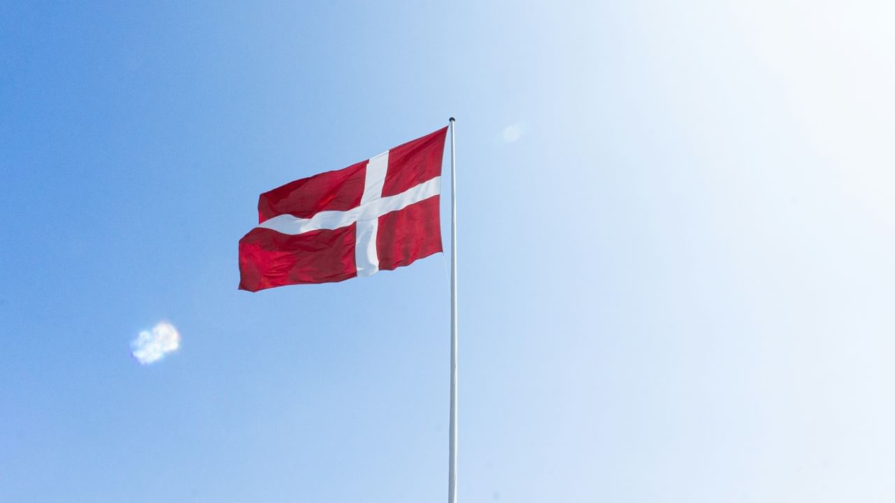 या ध्वजाची आणखी एक महत्त्वाची गोष्ट म्हणजे डॅनेब्रॉगच्या या विशिष्ट डिझाइनमुळेच स्कॅन्डिनेव्हियन क्षेत्रातील इतर देशांचे ध्वजही प्रभावित झाले. स्वीडन, नॉर्वे, फिनलँड आणि आइसलँड यांसारख्या अनेक नॉर्डिक राष्ट्रांनी त्यांच्या ध्वजांवर याच नॉर्डिक क्रॉस शैलीचा अवलंब केला आहे.