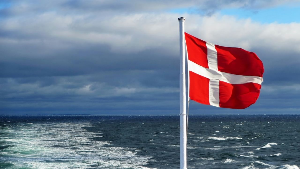 डेन्मार्कचा डॅनेब्रॉगला सर्वात जुना राष्ट्रीय ध्वज म्हणून जागतिक विक्रम रचला आहे. गिनीज वर्ल्ड रेकॉर्ड्सने याला अधिकृत मान्यता दिली आहे. हा ध्वज ८०० वर्षांहून अधिक काळापासून, म्हणजेच १३ व्या शतकापासून सतत वापरात आहे. या गौरवशाली इतिहासाने 'डॅनेब्रॉग'ला जगात एक विशेष स्थान मिळवून दिले आहे.