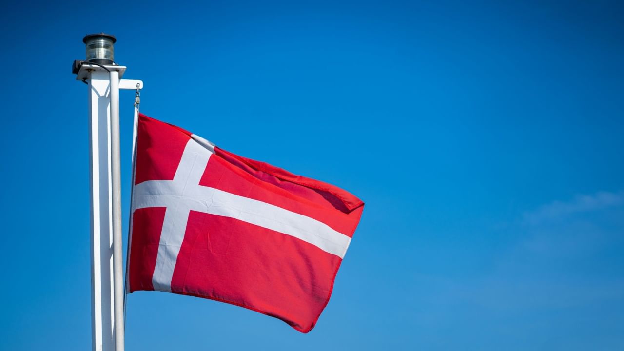 प्रत्येक देशासाठी त्याचा ध्वज म्हणजे फक्त एक निशाण नव्हे, तर तो त्या राष्ट्राचा इतिहास आणि स्वाभिमान असतो. पण तुम्हाला माहितीये का? की जगात असा एक ध्वज आहे, ज्याने सर्वात जुना राष्ट्रीय ध्वज म्हणून इतिहास रचला आहे.