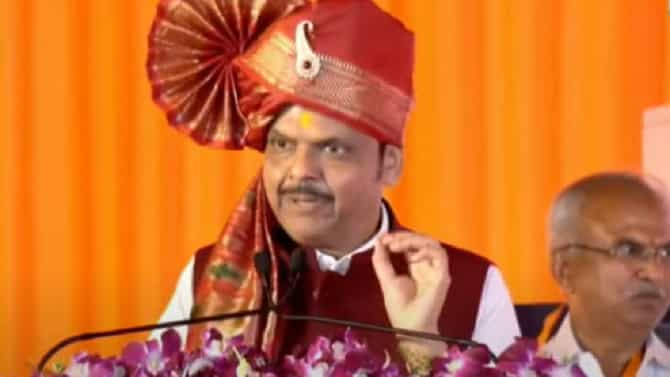 तुम्ही आरसा बघा... देवेंद्र फडणवीस यांची विरोधकांवर जोरदार टीका, अमित शाहांसमोर म्हणाले..