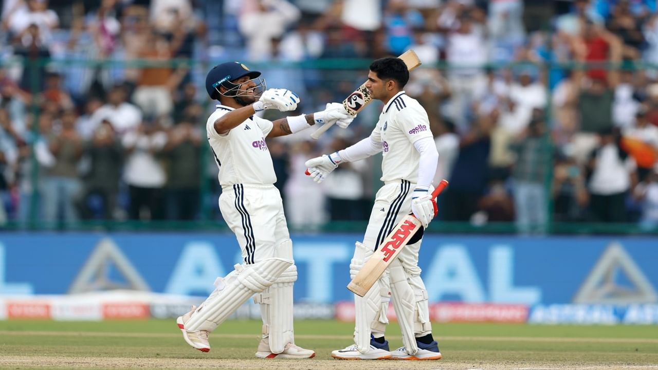 शुबमनचं कसोटी कर्णधार म्हणून पाचवं शतक ठरलं. शुबमनने विंडीज विरुद्ध नाबाद खेळी केली. शुबमनने 2 सिक्स आणि 16 फोरसह 196 चेंडूत 129 धावा केल्या. (Photo Credit : Bcci X Account)