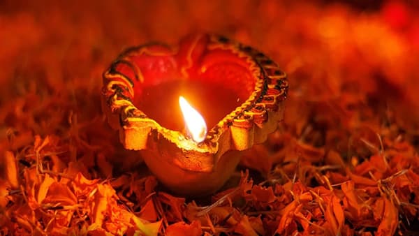 Diwali 2025 : देशभरात अनेक राज्यांमध्ये दिवाळी साजरी करण्याची ही आहे अनोखी पद्धत