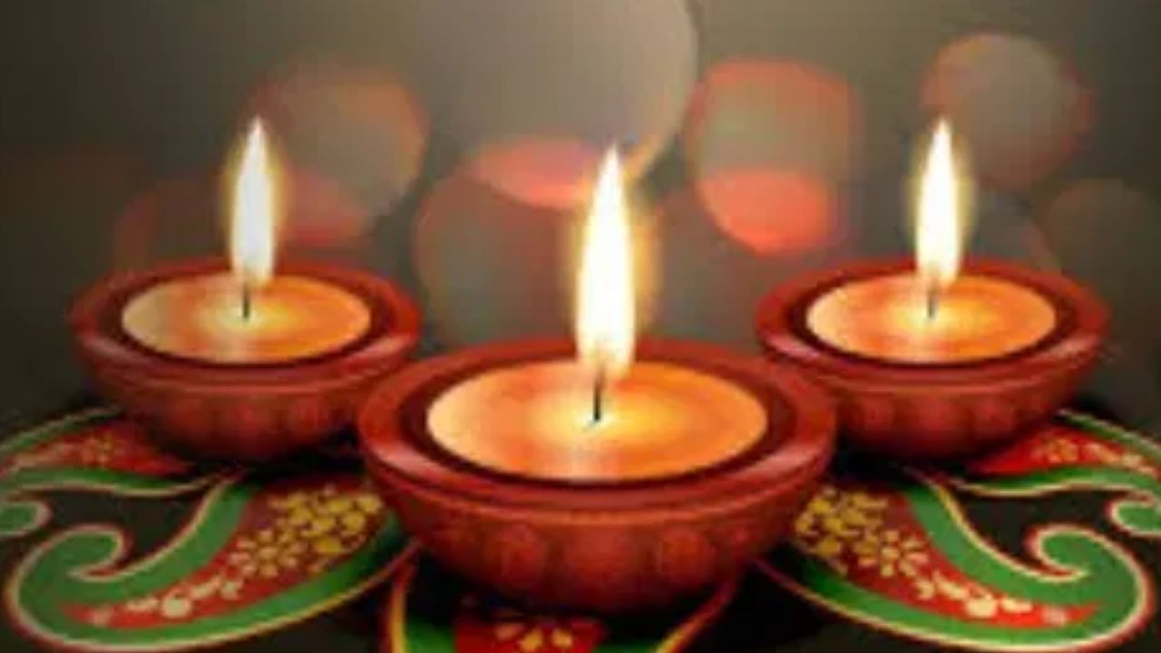 Diwali 2025 : दिवाळीच्या दिवशी दिव्याखाली ठेवा फक्त ही एक छोटी वस्तू, घरावर होईल पैशांचा वर्षाव