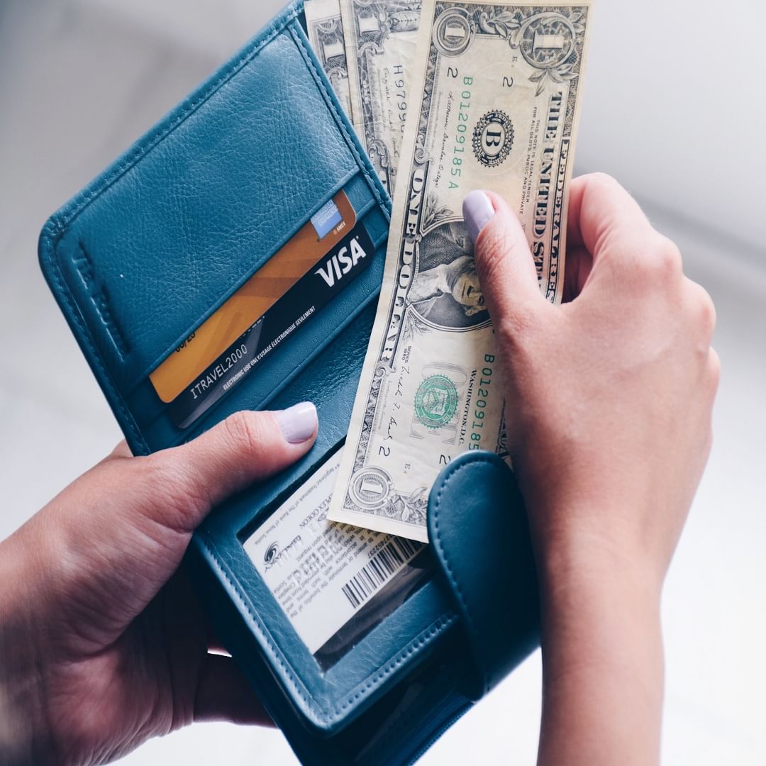 पैशांसोबत निरुपयोगी स्लिप, बिले इत्यादी पर्समध्ये ठेवू नयेत, यामुळे पैसे हातात राहत नाहीत आणि नकारात्मकता वाढते.