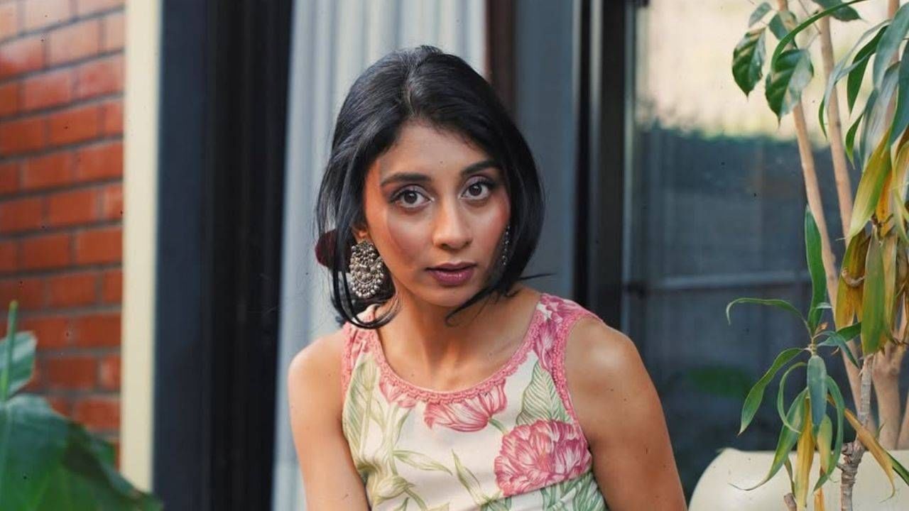 तेव्हाच डॉलीने त्या व्यक्तीला मागे ढकलले. त्यानंतर डॉलीने विनंती केली की तिला मेट्रो स्टेशनवर सोडावं. त्या दिवशी ती थोडक्यात बचावली, पण ती म्हणते की इंडस्ट्रीत अशा अनेक घटना आहेत ज्या थक्क करणाऱ्या आहेत.