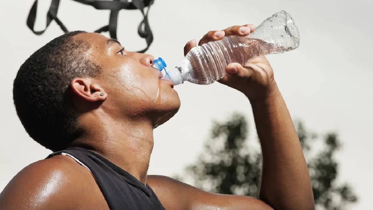 नुकताच समोर आलेल्य संशोधनात तंज्ञांनी चेतावनी दिली आहे की, ओव्हरहायड्रेशन (Overhydration), म्हणजे गरजेपेक्षा जास्त पाणी पिण्याने शरीरातील इलेक्ट्रोलाइट संतुलन बिघडवू शकते आणि गंभीर आरोग्य समस्यांना जन्म देऊ शकते.