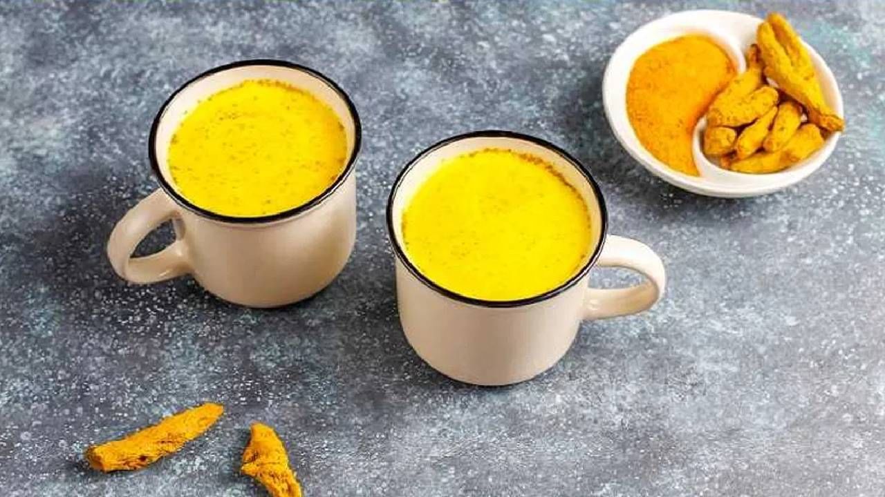 रात्री झोप न लागण्याची जर तुम्हाला समस्या असेल तर दररोज रात्री झोपताना कोमट हळद मिक्स करून दूध प्या. ज्यामुळे आरोग्याच्या समस्या दूर होण्यास मदत होईल. 