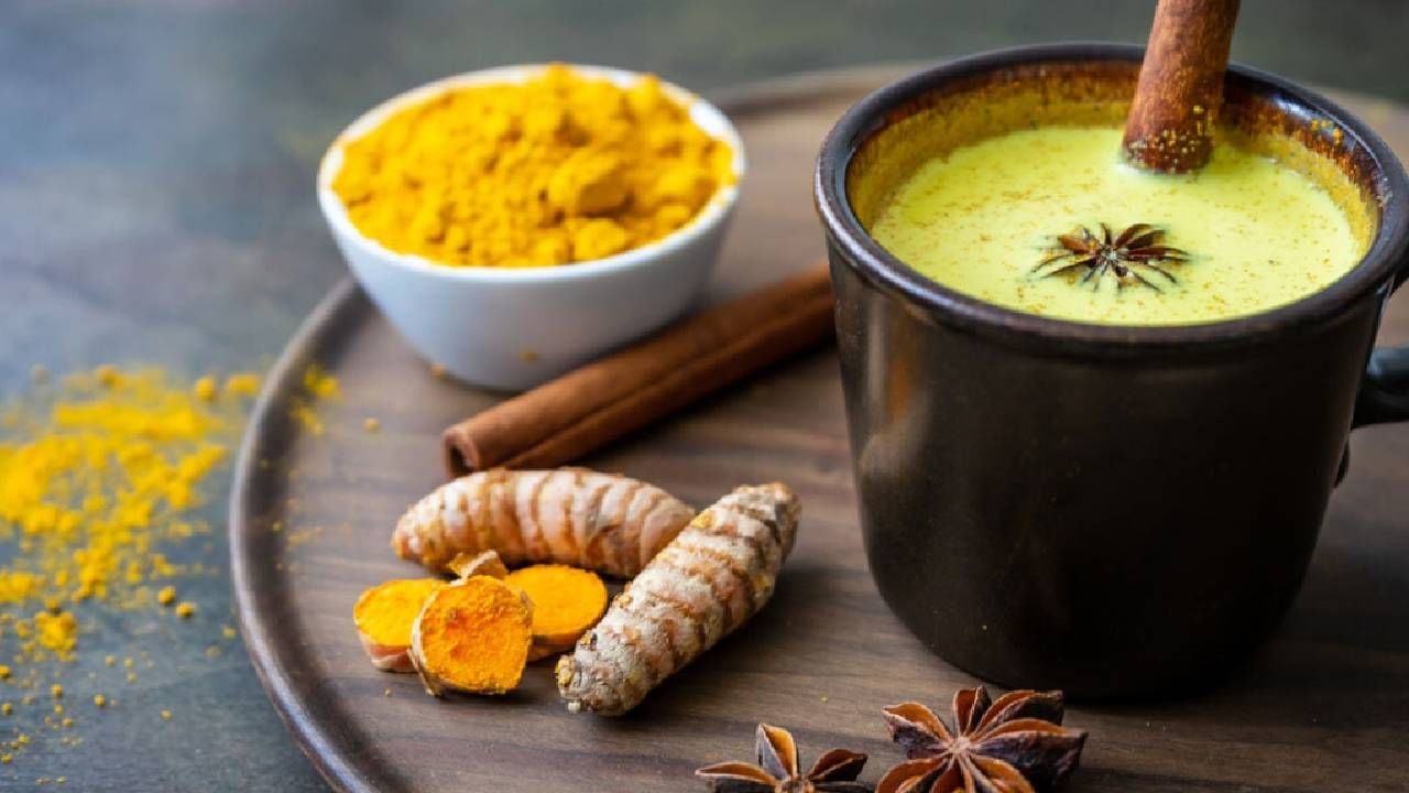दूध आरोग्याच्या अनेक समस्या दूर करण्यास मदत करते. हेच नाही तर दुधामध्ये हळद मिक्स करून पिणे अधिक फायदेशीर ठरते. 