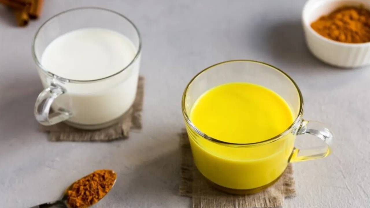 सर्वानाच माहिती आहे की दूध हे कॅल्शियमचा सर्वात मोठे स्त्रोत आहे. दररोज दूध पिल्याने शरीरातून कॅल्शियमची कमतरता दूर होण्यास मदत होते. 