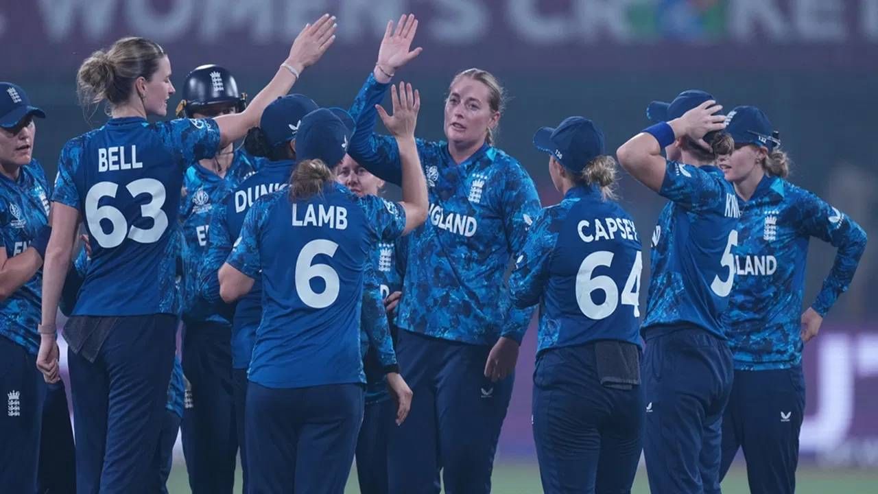 गोलंदाजांच्या यादीत इंग्लंडची डावखुरी फिरकीपटू सोफी एक्सेलस्टोन अव्वल स्थानी आहे. तिला ऑस्ट्रेलियाची फिरकीपटू एलाना किंगचं थेट आव्हान आहे. भारताची दीप्ती शर्माने टॉप 5 मध्ये स्थान मिळवलं आहे. तर रेणुका सिंह ठाकुर 19 व्या, स्नेह राणा 23 व्या, क्रांती गौड 25व्या आणि श्री चरणी 30व्या स्थानावर आहे.  (PHOTO- PTI)