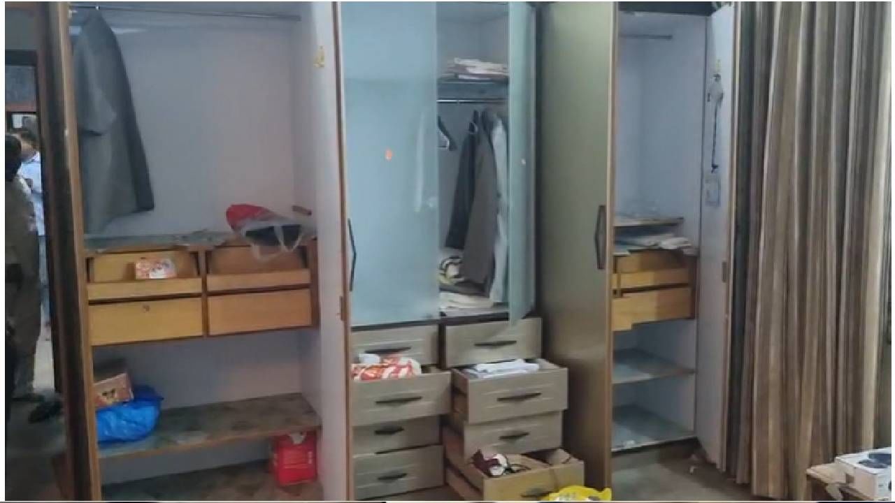 एकनाथ खडसे यांच्या घरातील सोन्याचे आणि चांदीचे दागिने गायब झाले आहेत. त्यामधील सोन्याच्या वस्तूंमध्ये २० ग्रॅमची गहू पोत, ७ ग्रॅमचे कानातले, ४ ग्रॅमचे डायमंडचे कानातले, ७ ग्रॅमच्या अंगठ्या, १० ग्रॅमचे गोल, २० ग्रॅमच्या चार अंगठ्या चोरीला गेल्या आहेत. एकूण ६८ ग्रॅम सोने चोरीला गेले आहे.