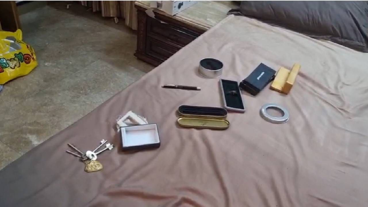 घरातील चांदीच्या वस्तूंमध्ये १ किलोची गदा, १ किलोचे त्रिशूल, चांदीचे सहा ग्लास, २ किलोची चांदीची तलवार, २ किलो वजनाचे दोन चांदीचे रथ होते. एकूण ७ किलो ७०० ग्रॅम चांदी चोरीला गेली आहे.