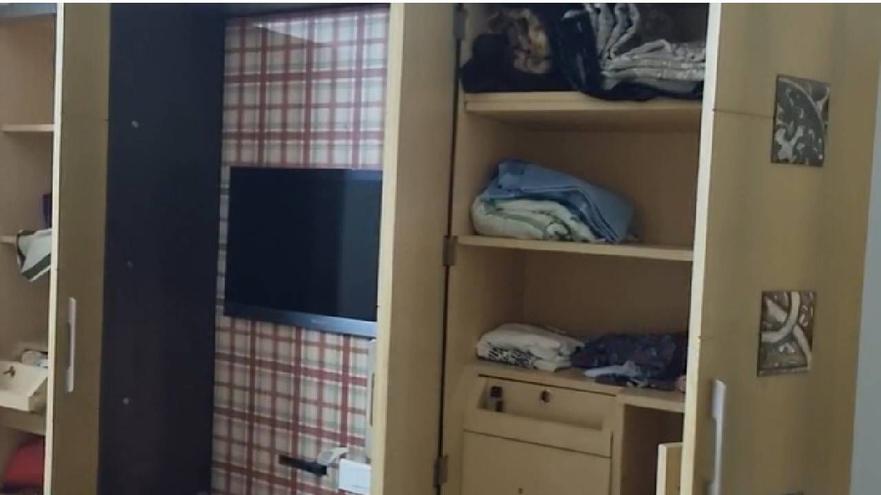 तसेच एकनाथ खडसे यांच्या घरातून ३५ हजार रुपयांची रोकड देखील चोरीला गेली आहे. अंदाजे एकूण 10 ते 12 लाख रूपयांची चोरी झाली आहे.