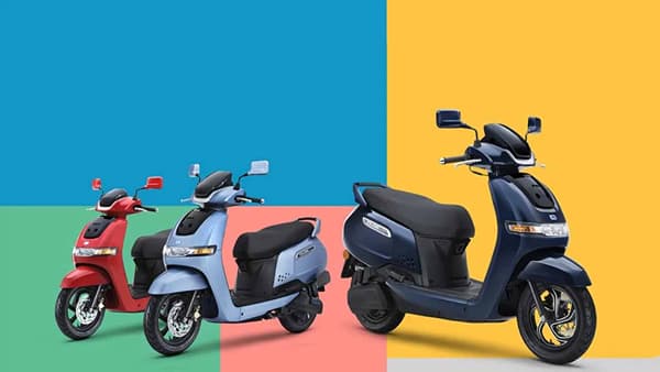 TVS iQube Price : टीवीएसच्या या स्मार्ट आणि स्टायलिश इलेक्ट्रिक स्कूटरची किंमत 96,422 रुपयांनी (एक्स शोरूम) सुरु होते. (फोटो- टीवीएस मोटर)
