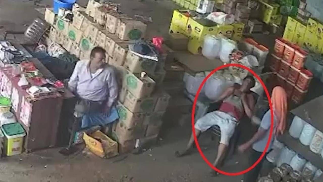 कुठे गेली माणुसकी? अचानक हार्ट अटॅक आला, जगण्यासाठी जीव तडफडत होता, पण मालक मात्र मस्त...