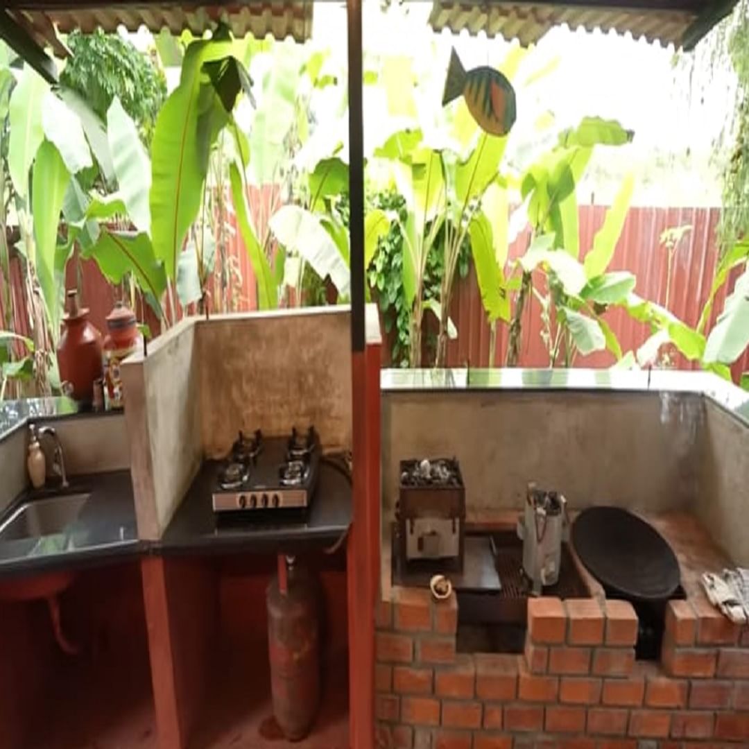 जॅकी श्रॉफ यांच्या स्वयंपाकघरात चूलही आहे. त्यांचा मदतनीस इथे स्वयंपाक करतो. जग्गू दादाला इथे बनवलेले जेवण खूप आवडते. त्यांना पारंपारिक भारतीय पद्धतीने राहणे आणि खाणे आवडते. त्यांच्या फार्महाऊसमध्ये पोपट, ससे, मांजरी आणि कुत्रे यांसारखे प्राणी देखील आहेत.