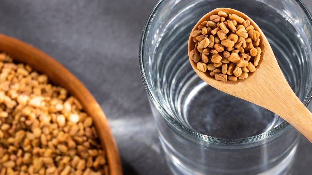 मेथीच्या बियांमध्ये मोठ्या प्रमाणात फायबर, निकोटिनिक अॅसिड, नियासिन, बायोटिन, कॅल्शियम ए, बी 1, बी 2, सी  अशी जीवनसत्त्वे असतात. 