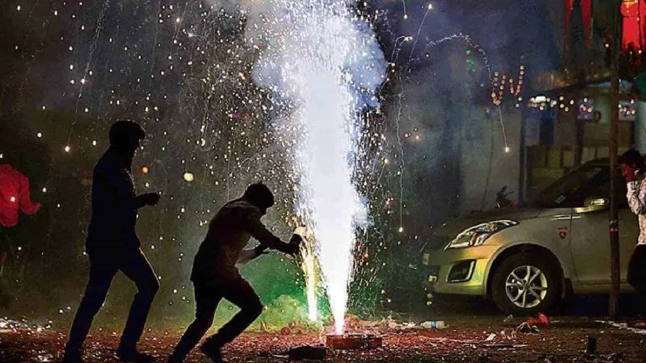 5 रुपयांत फटाका पॉलिसी काढा, धोका सांगून येत नाही