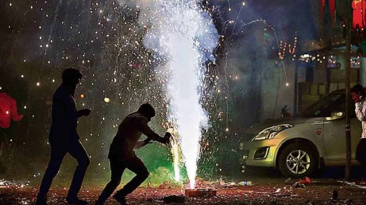 5 रुपयांत फटाका पॉलिसी काढा, धोका सांगून येत नाही