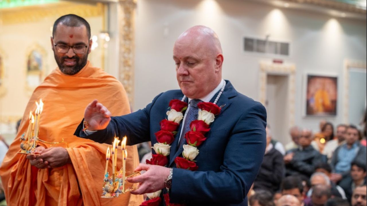 न्यूझीलंडच्या पंतप्रधानांकडून पहिल्यांदाच दिवाळी साजरी; वेलिंग्टनच्या सर्वात मोठ्या हिंदू मंदिरात अभूतपूर्व उत्साह न्यूझीलंडच्या पंतप्रधानांकडून पहिल्यांदाच दिवाळी साजरी; वेलिंग्टनच्या सर्वात मोठ्या हिंदू मंदिरात अभूतपूर्व उत्साह