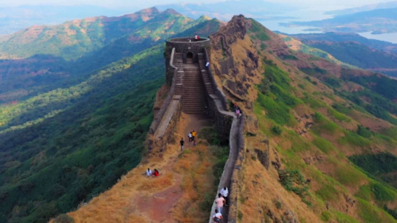 भारताला राजा महाराजांचा मोठा इतिहास आहे. त्यामुळे भारतीय संस्कृतीचे दर्शन आपल्याला देशाच्या कानाकोपऱ्यात पहायला मिळते. भारताचा समृद्ध इतिहास जपणारे शेकडो किल्ले सध्या भारतात आहेत. 