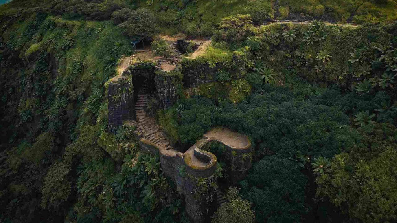 रायगड, राजगड, सिंहगड, पुरंदर, प्रतापगड, सिंधुदुर्ग यासह अनेक किल्ल्यांना खास महत्त्व आहे. राज्याच्या पुरातत्त्व विभागाकडून या किल्ल्यांची देशभाल  केली जाते.   