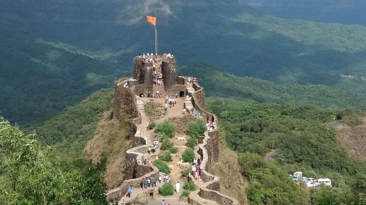 आपल्या महाराष्ट्रात सर्वात जास्त किल्ले आहेत. पुरातत्व विभागाच्या माहितीनुसार सध्या महाराष्ट्रात 350 पेक्षा जास्त किल्ले आहेत. यातील बहुतेक किल्ले हे डोंगरावर असून ते दगडाने बांधलेले आहेत. यात वास्तुकलेची झलक पहायला मिळते. 