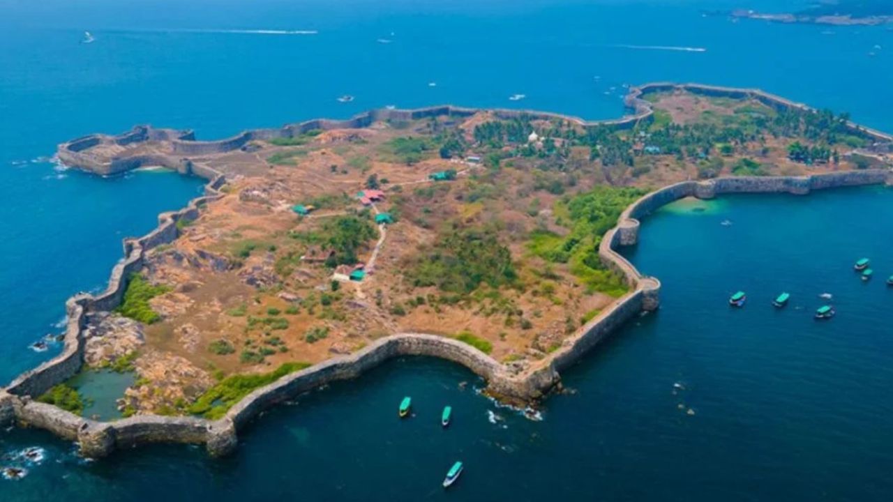 राज्यातील जवळपास सर्वच किल्ले छत्रपती शिवाजी महाराज आणि मराठा साम्राज्याशी संबंधित आहेत. या किल्ल्यांचे बांधकाम हे केवळ राहण्यासाठी नव्हे तर सुरक्षा आणि व्यापाराच्या दृष्टीने करण्यात आलेले आहे. 