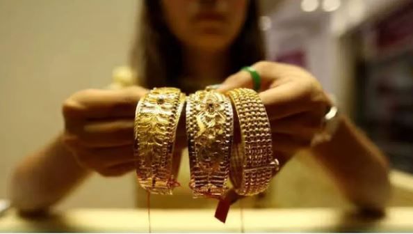 गेल्या काही दिवसांपासून सोने आणि चांदीच्या दरात चांगलीच वाढ होत आहे. सोन्यासोबतच चांदीच्या भावातही मोठी वाढ झालेली आहे. 