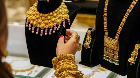 गेल्या काही दिवसांपासून सोने आणि चांदीच्या दरात चढ-उतार पाहायला मिळत आहे. सध्या तर सोने आणि चांदीचे भाव चांगलेच घसरले आहेत. दिवाळीच्या काही दिवस अगोदर या दोन्ही मौल्यवान धातूंचा भाव आपल्या सार्वकालिक उच्चांकावर पोहोचला होता.