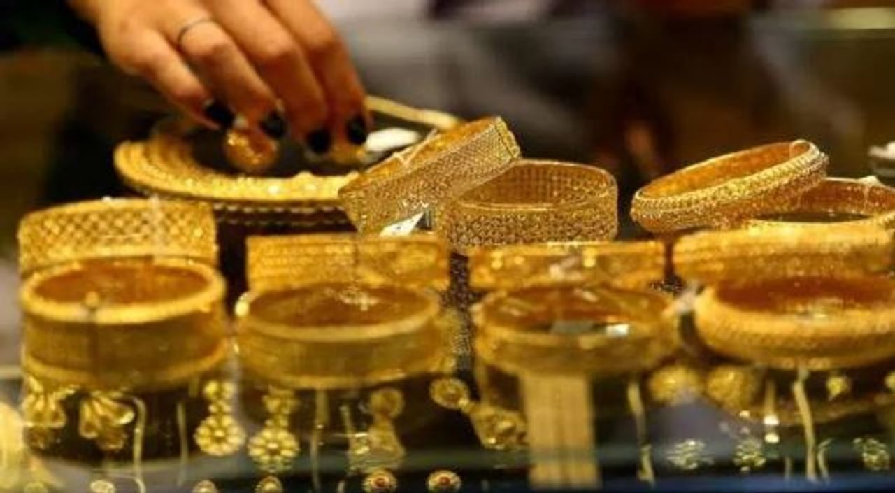 गेल्या काही दिवसांपासून सोने आणि चांदीच्या दरामध्ये मोठे चढ-उतार पाहायला मिळत आहे. दिवाळीपूर्वी या दोन्ही मौल्यवान धातूंचा भाव सार्वकालिक उच्चांकावर पोहोचला होता.