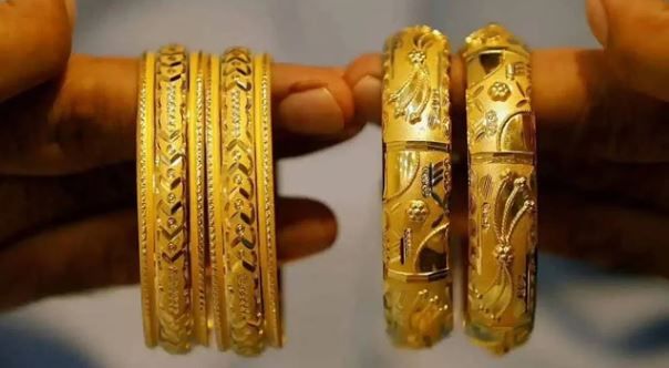 दरम्यान, सणासुदीच्या काळात आज पुन्हा एकदा सोन्याचा भाव वाढला आहे.  मिळालेल्या माहितीनुसार जळगावच्या सराफ बाजारात सोन्याच्या दरात सलग दुसऱ्या दिवशी मोठी वाढ झाली आहे. 