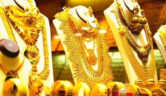 काही दिवसांपूर्वी चांदीच्या दरात मात्र मोठी वाढ होत होती. सलग दोन दिवस तब्बल दहा हजार रुपयांपर्यंत वाढ झालेल्या चांदीच्या दरात आज मात्र कुठलीही वाढ झालेली नाही. 