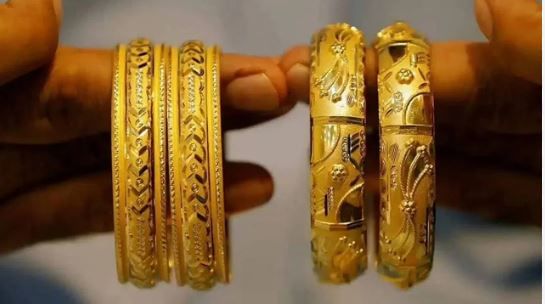 दरम्यान, दिवाळीपूर्वी सोने, चांदीचा भाव सतत वाढत होता. दिवळी संपल्यानंतर अचानक सोन्याच्या भावात मोठी घसरण झाली. आता पुन्हा एकदा सोने-चांदीचा भाव वाढताना पाहायला मिळतोय. त्यामुळे आगामी काळात या मौल्यवान धातूंचा भाव कसा असेल हे पाहणे महत्त्वाचे ठरणार आहे.