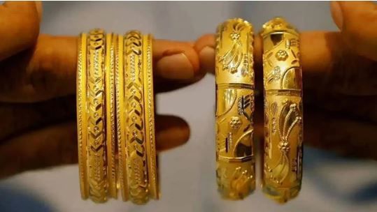 GOLD RATगेल्या काही दिवसांपासून सोने आणि चांदीच्या दरात मोठा चढउतार पाहायला मिळतोय. दिवाळीच्या अगोदर सोन्याचा भाव चांगलाच वाढला होता. दिवाळीनंत आता  सोने, चांदीच्या दराला घसरण लागली आहे. E TODAY