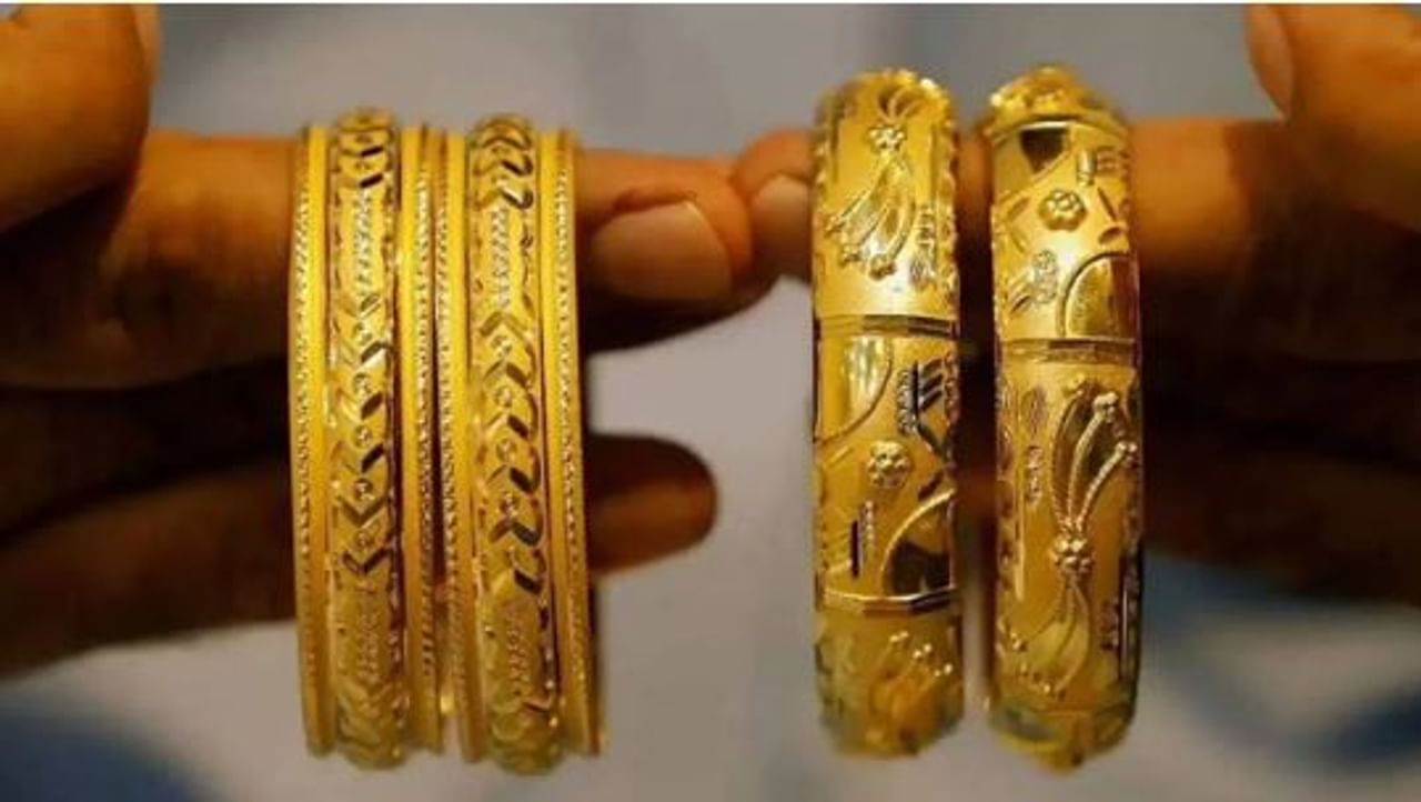 GOLD RATगेल्या काही दिवसांपासून सोने आणि चांदीच्या दरात मोठा चढउतार पाहायला मिळतोय. दिवाळीच्या अगोदर सोन्याचा भाव चांगलाच वाढला होता. दिवाळीनंत आता  सोने, चांदीच्या दराला घसरण लागली आहे. E TODAY