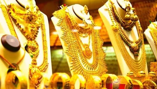 दरम्यान, सलग दहा दिवसांच्या मोठ्या घसरणीनंतर जळगावच्या सराफ बाजारामध्ये आज सोन्या आणि चांदीच्या दरात विक्रमी वाढ झाली आहे. ही वाढ झाल्यानंतर आता पुन्हा एकदा भविष्यात सोन्याचा दर असाच वाढणार का? असे विचारले जात आहे.