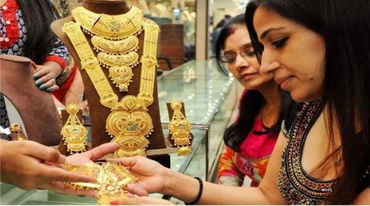  तर चांदी 1 लाख 52 हजार 440 रुपये प्रति किलोंवर पोहोचले आहे.कालच (28 ऑक्टोबर) सोन्याच्या दरात तब्बल 5 हजार रुपये आणि चांदीच्या दरात तब्बल 6 हजार रुपयांनी घसरण झाली होती.